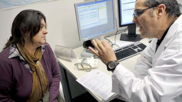 Un doctor en una consulta médica con una paciente