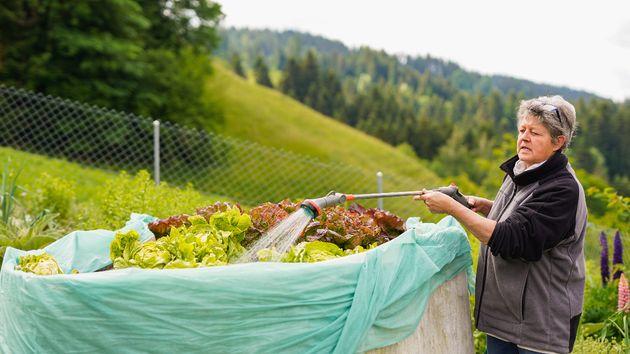 Una mujer trabajando la tierra