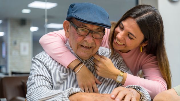 Una nieta sonriente con su abuelo