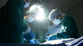Un grupo de médicos operando