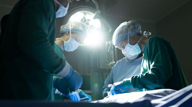 Un grupo de médicos operando