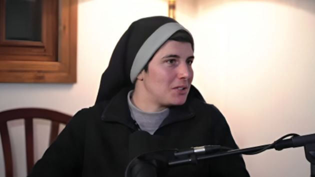 La joven, explicando su situación económica.