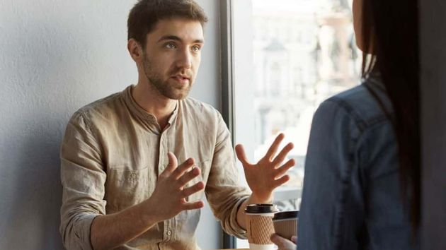 Dos personas hablando