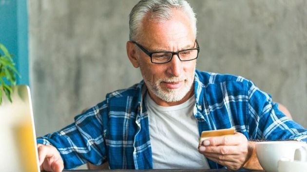 Un jubilado revisando su cuenta bancaria.