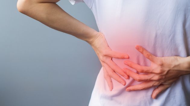 Una persona con dolor de espalda