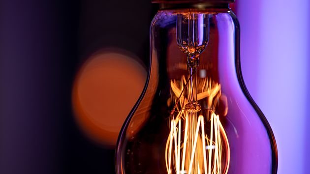 Bombilla de luz encendida