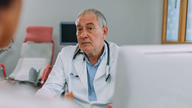 Despiden sin indemnización a un médico con 27 años de antigüedad que cobraba más de 105.000 euros por acosar a una compañera con la que salió: ella renunció “incapaz de volver a trabajar”