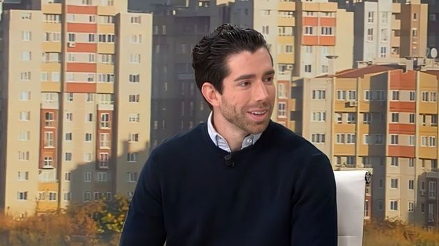 El hombre durante la entrevista.