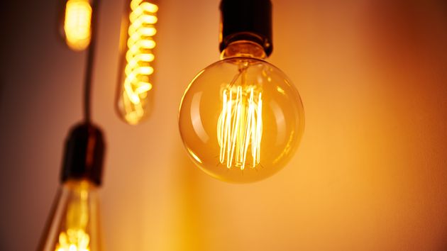 unas bombillas encendidas de noche