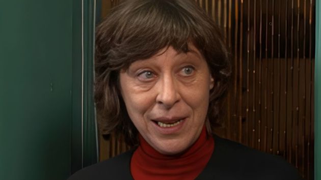 La mujer durante la entrevista.