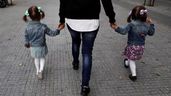 Una persona paseando con sus hijas