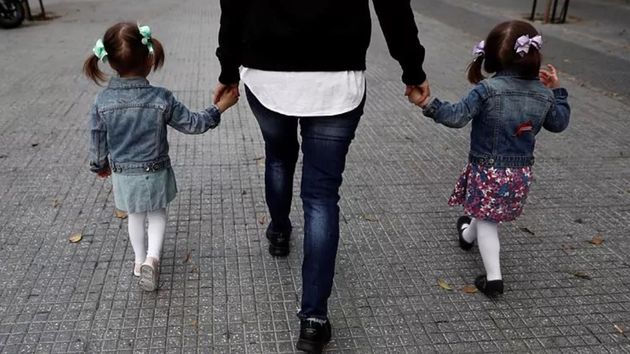 Una persona paseando con sus hijas