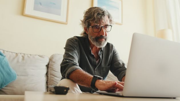 Un hombre teletrabajando desde casa