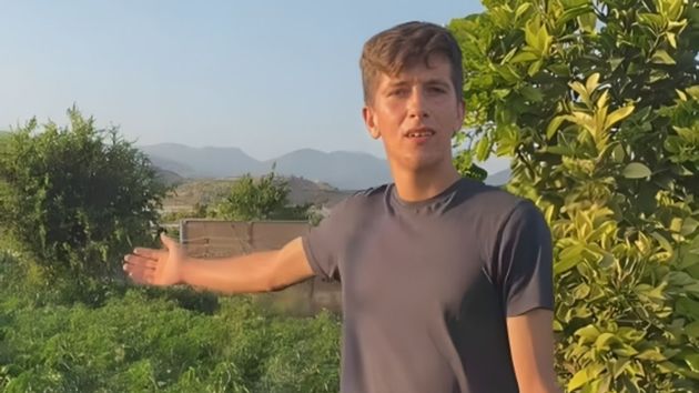 El joven mostrando su terreno.