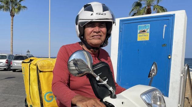 Un hombre repartidor