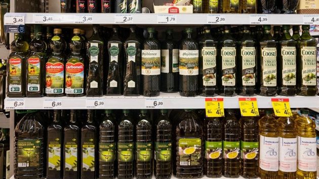 botellas de aceite de oliva en el supermercado