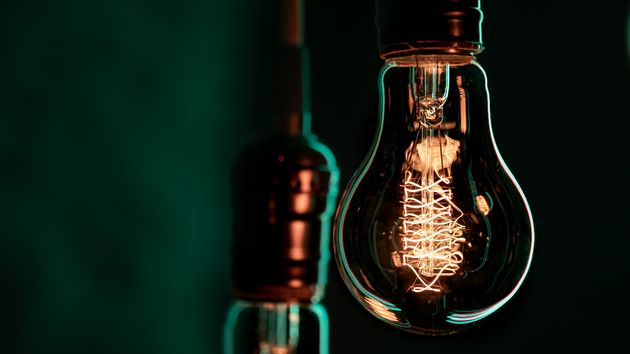 Una bombilla de luz colgada encendida