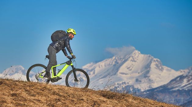 Un hombre montando en bici por la montaña