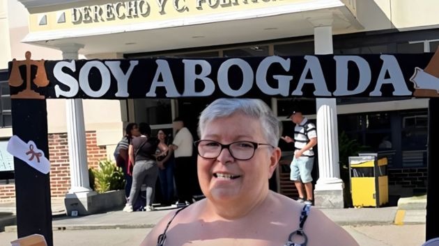 La mujer durante su graduación.
