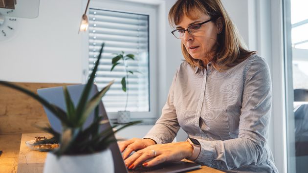 Una mujer teletrabajando