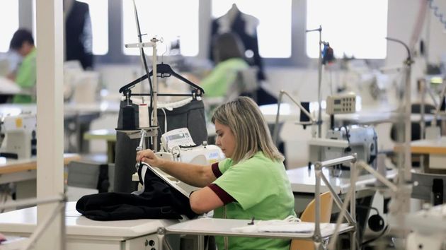 una trabajadora cosiendo