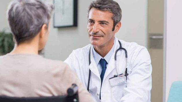 Un médico dando la baja médica por incapacidad temporal