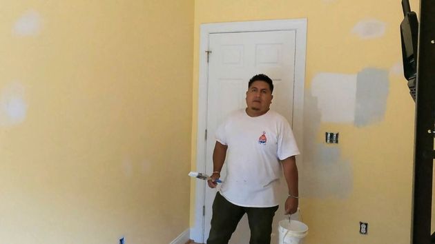 Louis en una habitación con el cubo de pintura