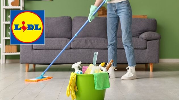 una persona limpiando el suelo y un cubo con artículos de limpieza