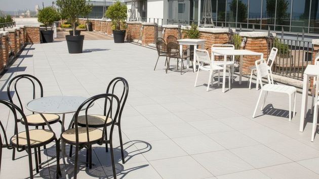 La comunidad de vecinos puede exigir la retirada de la terraza de un bar si ocupa las zonas comunes, aunque tenga licencia municipal