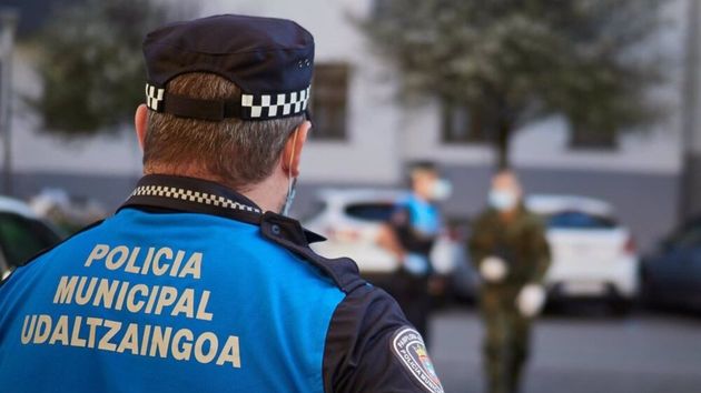 un oficial de policía