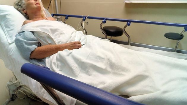Una mujer en la camilla de un hospital