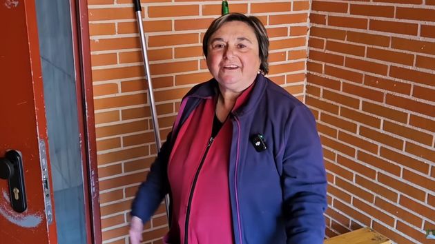 la limpiadora en un portal