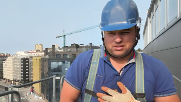 El trabajador explicando su situación.