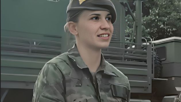 La joven, durante la entrevista.