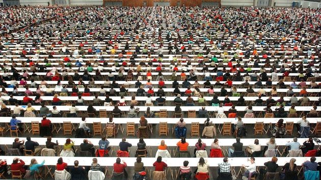 Miles de personas sentadas