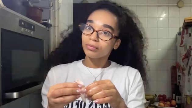 una joven en su cocina