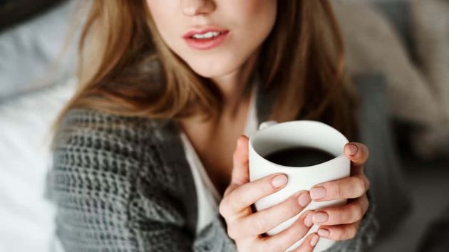 Mujer toma una taza de café