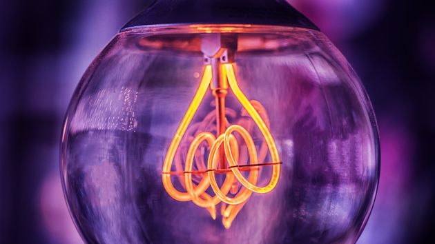 Primer plano de una bombilla encendida