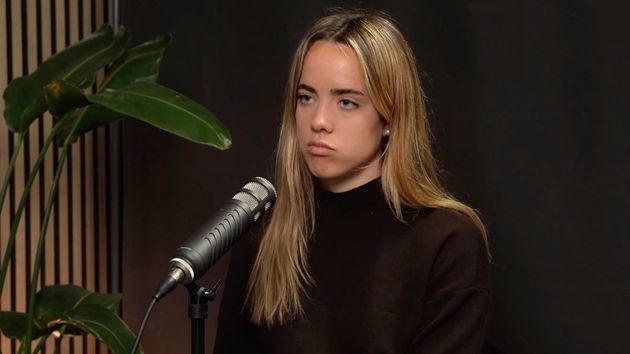 una mujer joven en un programa 