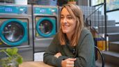 una mujer en una lavandería