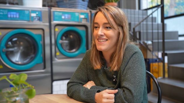 una mujer en una lavandería