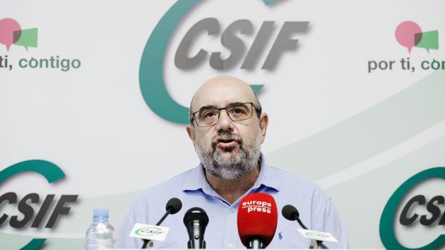 Miguel Borra delante de los micrófonos