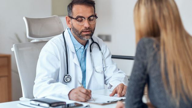 Un médico atendiendo a una paciente