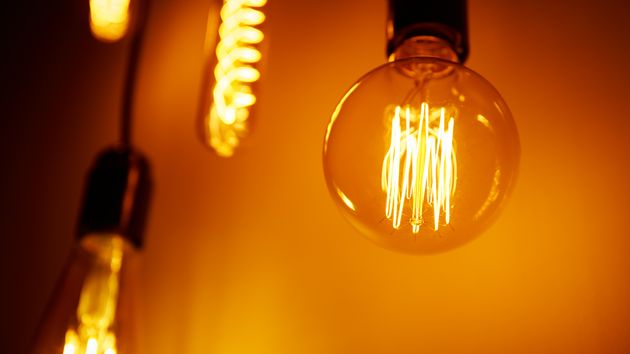 unas bombillas encendidas