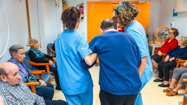 Dos empleadas de una residencia de ancianos