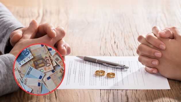 Una pareja firmando el divorcio