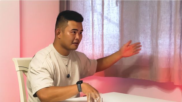 El joven explica la situación de su comunidad.