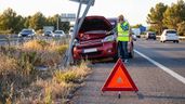 Un conductor avisando del accidente que ha tenido en la autovía