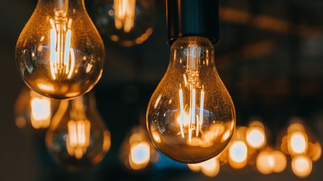 unas bombillas encendidas