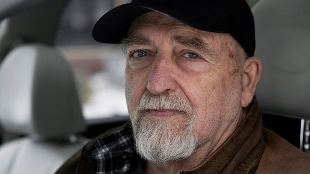 Un jubilado de 76 años conductor de Uber después de perder los ahorros por las facturas del cáncer de su esposa: “No sé cuánto tiempo más podré seguir conduciendo”